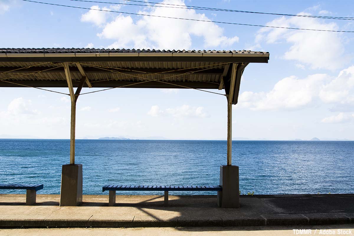 海沿いの駅に進入する土讃線の1000形普通気動車 25668002878 の写真素材 イラスト素材 アマナイメージズ