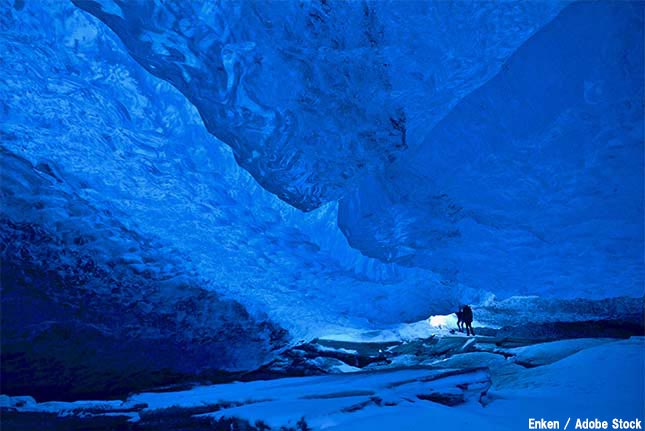 青く輝く氷の洞窟 ヴァトナヨークトル氷河 はなぜ誕生したのか