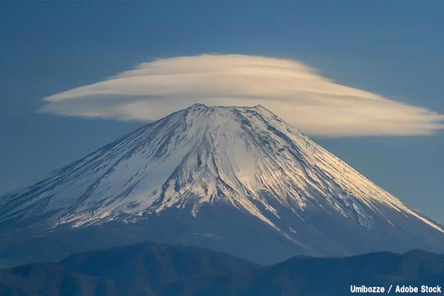 笠雲・レンズ雲とは？富士山の上にある帽子のような雲の正体
